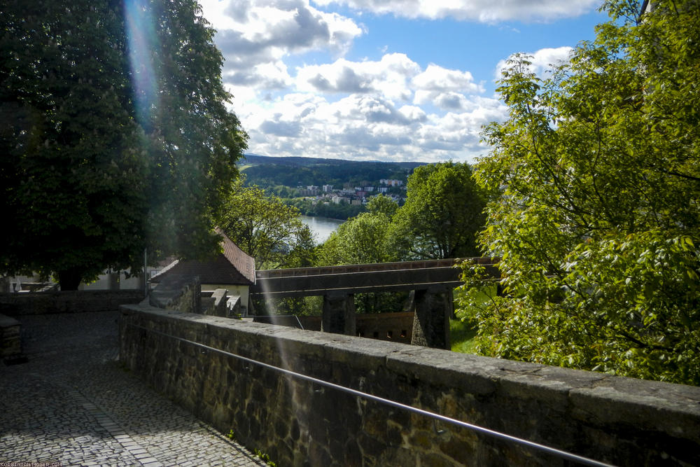 ﻿Sehr lustig. Kaum sind wir oben, kommt die Sonne raus. Egal, da fahren wir jetzt nicht mehr runter, auch nicht für eine Stadtbesichtigung. Hat auch nicht lang gedauert bis zum nächsten Regen.