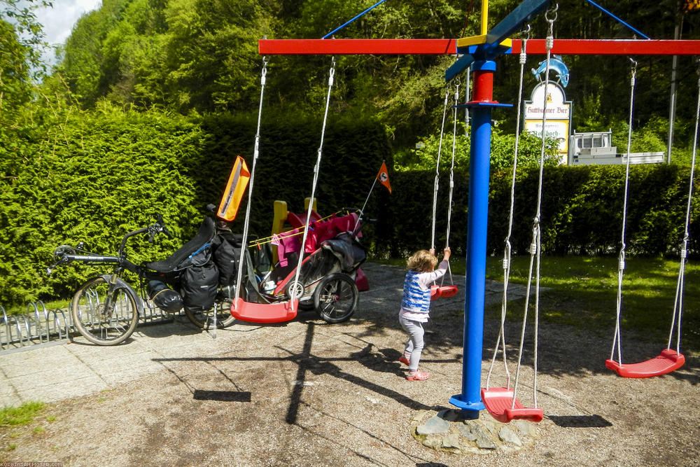 ﻿Spielplatzpause bei letzten Sonnenstrahlen.