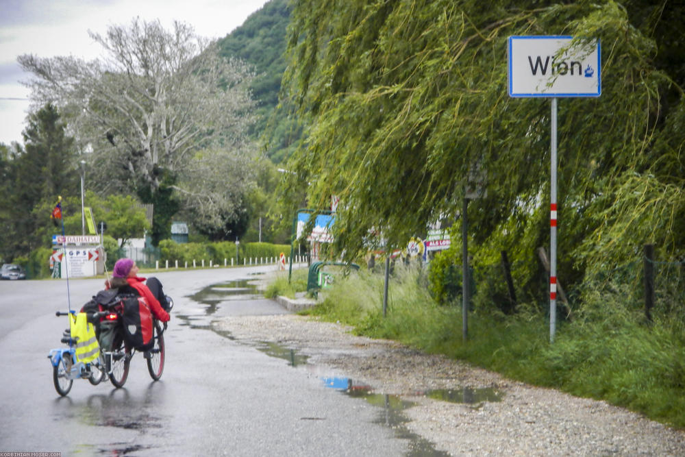 ﻿Wir erreichen Wien. Der Donau-Wasserstand schwillt immer weiter an, erste Wege werden gesperrt. Ein guter Moment, die Donau zu verlassen.