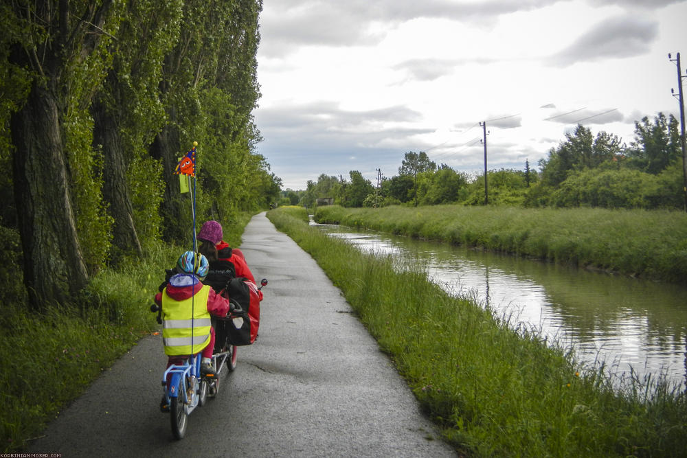 ﻿Eurovelo 9. Beschauliches Dammradeln am Wiener Neustädter Kanal.