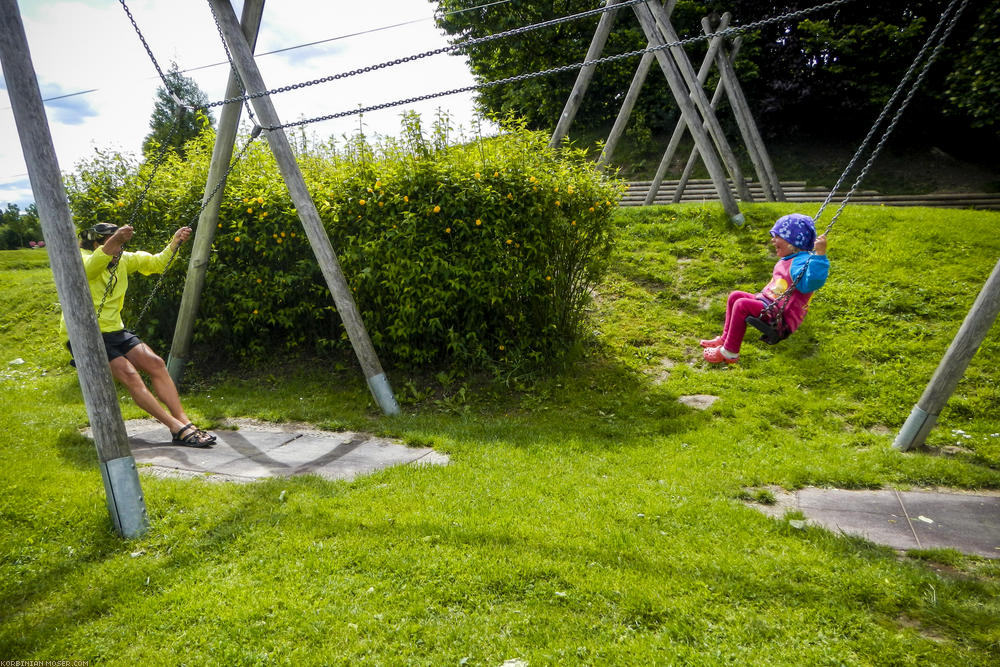 ﻿Generationenpark Leobersdorf. Natürlich mussten wir diesen Super-Spielplatz, den wir letzes Jahr auf Inlineskates entdeckt hatten, wieder besuchen.