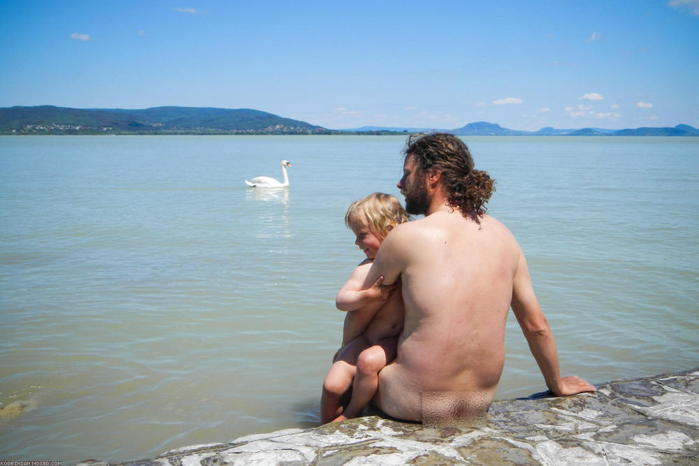 ﻿Balaton. Das Wasser ist noch sehr kalt. Wie schön, dass wir endlich Sonne haben.