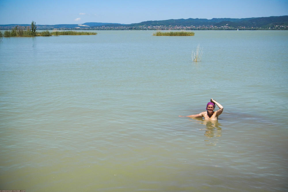 ﻿Balaton. Das Wasser ist noch sehr kalt. Wie schön, dass wir endlich Sonne haben.