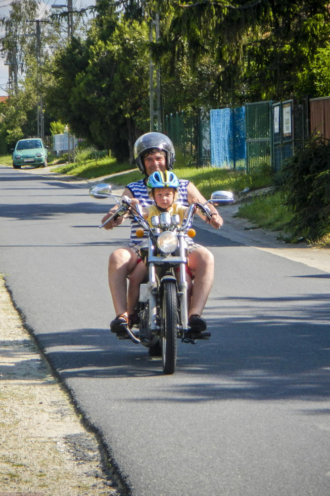 ﻿Angekommen. Opa erfüllt Monas Wunsch aus Spanien: Ein Motor, bei dem man nur auf einen Knopf drücken muss, und schon fährt er einen den Berg hoch.