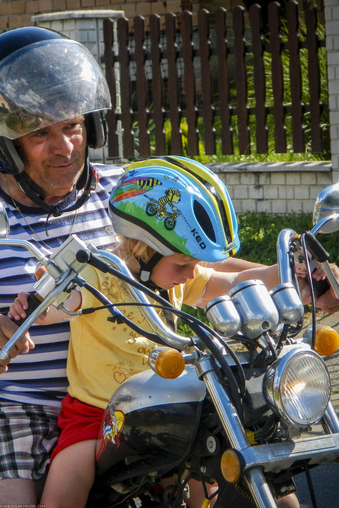 ﻿Angekommen. Opa erfüllt Monas Wunsch aus Spanien: Ein Motor, bei dem man nur auf einen Knopf drücken muss, und schon fährt er einen den Berg hoch.