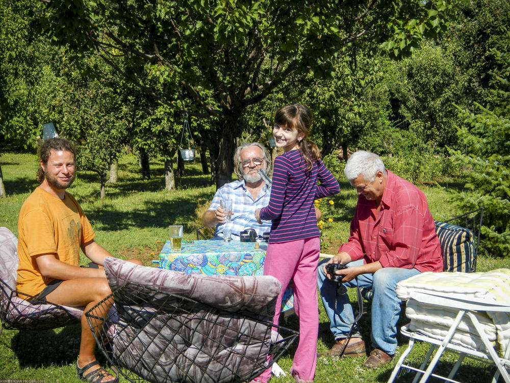 ﻿Serbische Gastfreundschaft. Wir wurden mitten in der Wildnis spontan zu Schnaps und Kaffee eingeladen.