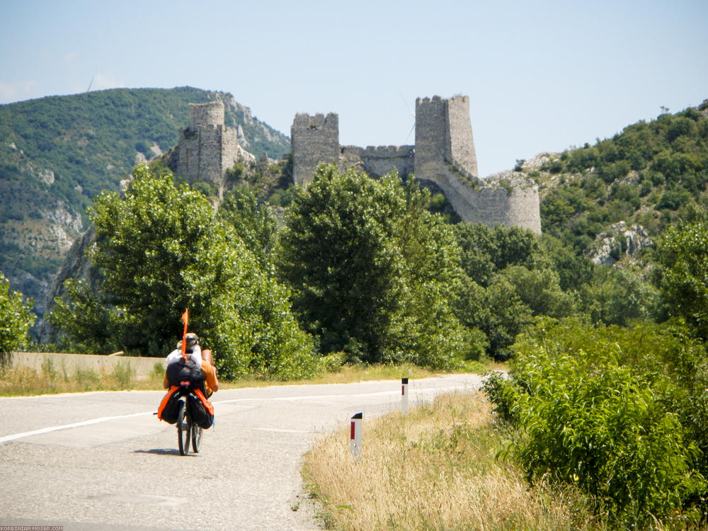 ﻿Eisernes Tor. Die Donau zwängt sich hier durch den Fels der südlichen Karpaten. Landschaftlich einer der beeindruckendsten Donau-Abschnitte.