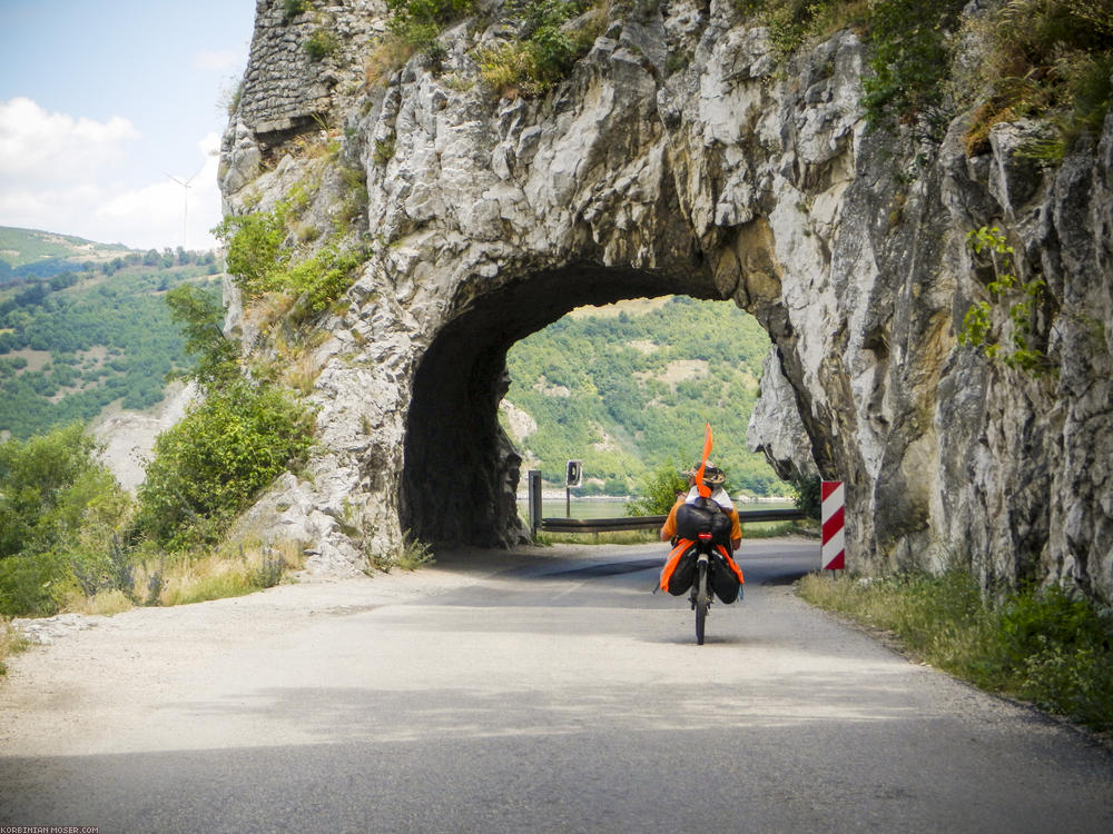 ﻿Eisernes Tor. Die Donau zwängt sich hier durch den Fels der südlichen Karpaten. Landschaftlich einer der beeindruckendsten Donau-Abschnitte.