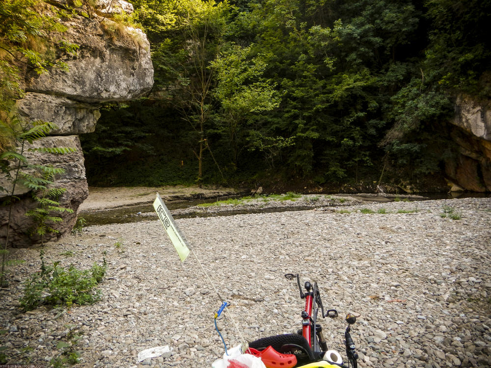 ﻿Na toll. Nach langem Aufstieg hat uns der Radweg plötzlich weg von der Straße steil einen Feldweg runter geführt. Und hier, ganz unten, auf Wasser-Niveau, endet er.