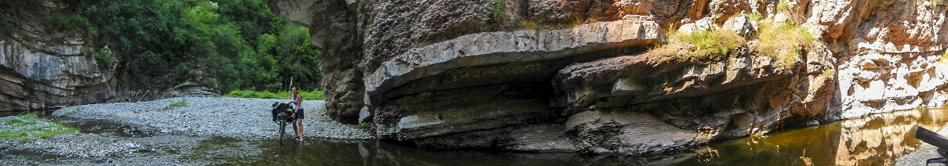 ﻿Aller Vernunft zum Trotz schieben wir die Fahrräder durch den Bach, über eine Sandbank, und nochmal durch den Bach. Siehe da: ein Weg führt weiter. In die falsche Richtung zwar, aber dennoch besser, als zurück zu fahren.