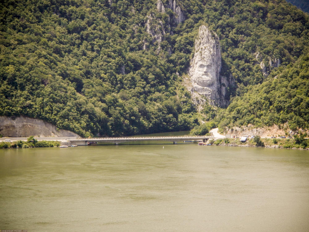 ﻿Der Dakerkönig Decebalus schaut vom anderen Donauufer zu uns rüber.