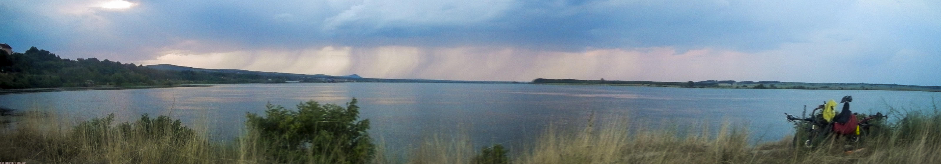 ﻿Schnell Zelt aufbauen bevor der Regen kommt.