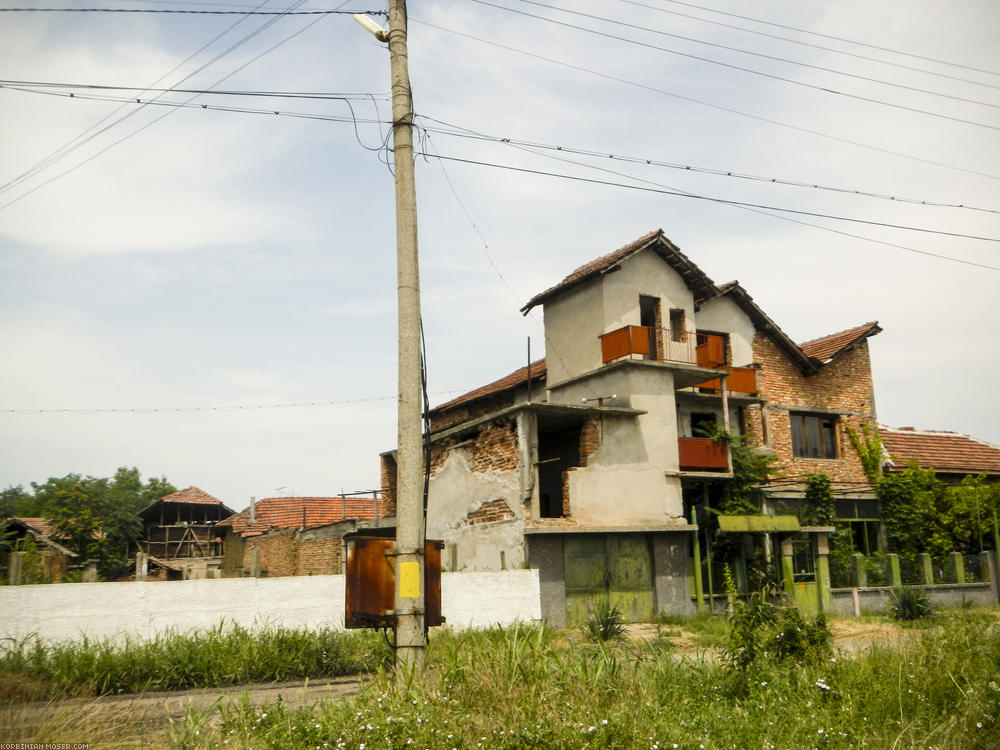 ﻿Bulgarien. Bregovo. Der Ort ist dermaßen schockierend kaputt und hässlich, dass wir kaum glauben können, wieder in der EU zu sein.