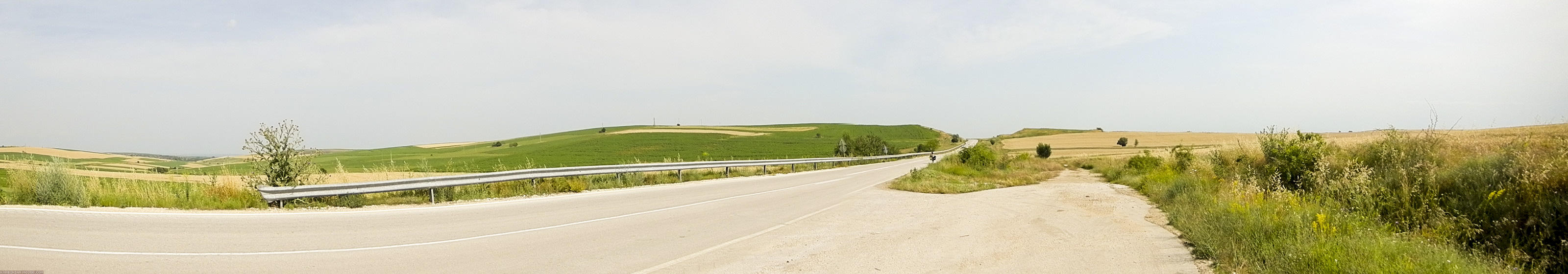 ﻿Bulgariens Landschaft ist hügelig und grün.