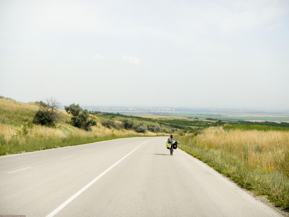 ﻿Bulgariens Landschaft ist hügelig und grün.