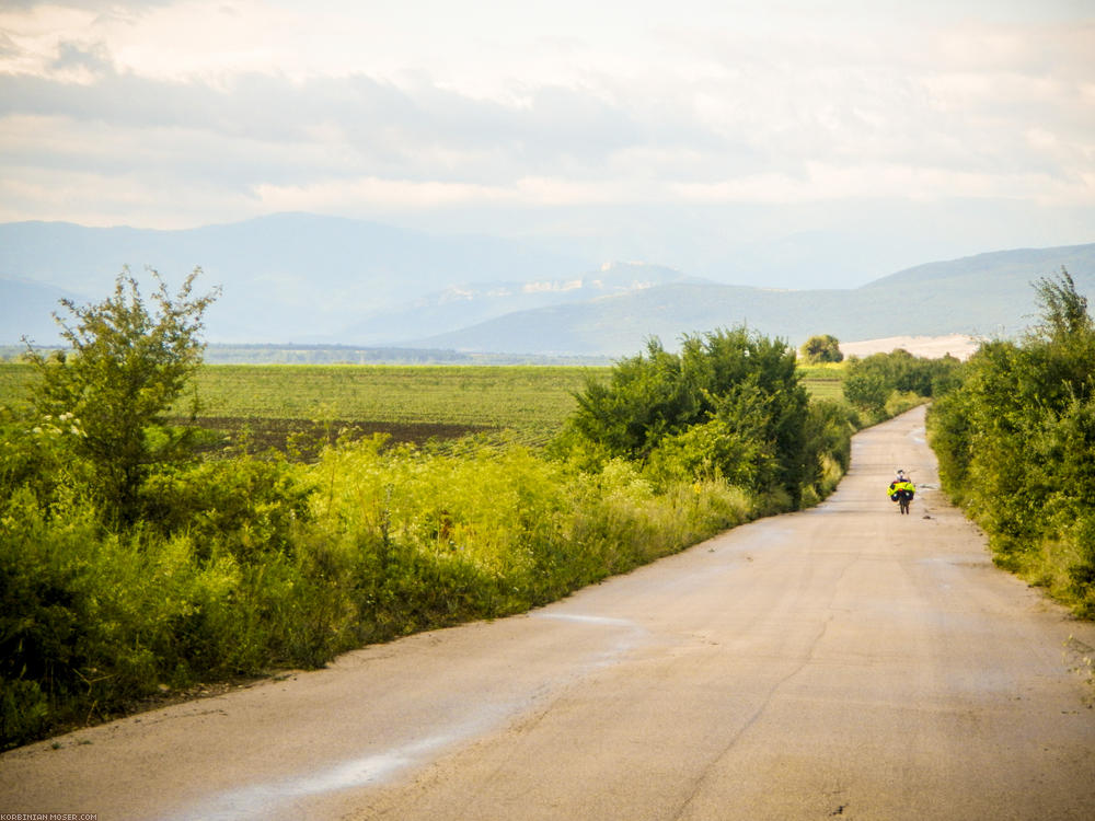 ﻿Bulgarien. Übermüdet radeln wir in die Berge.