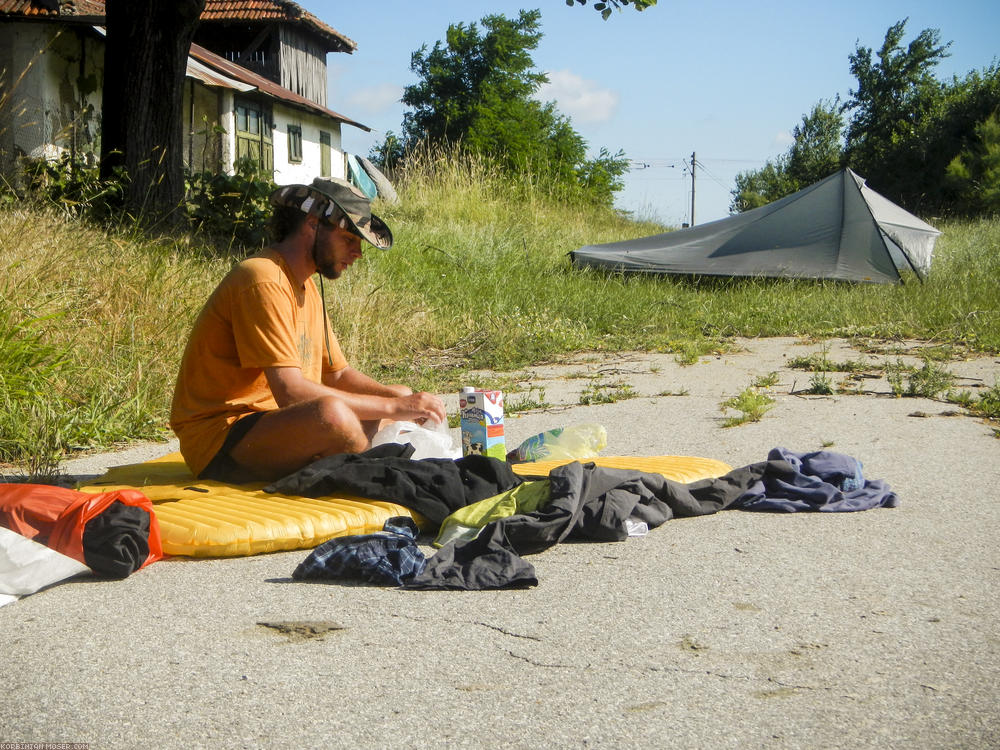 ﻿Bulgarien. In einem Zigeuner-Dorf trocknen wir unsere komplett durchnässten Schlafsachen.