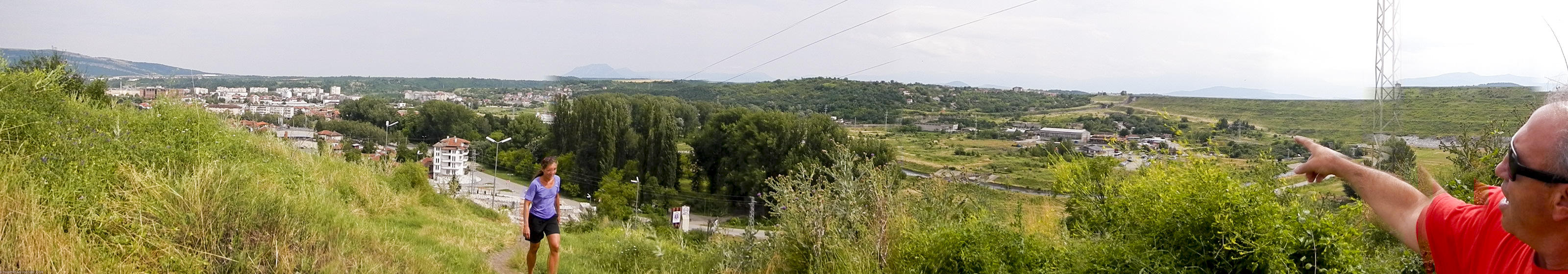 ﻿Zu viel des Guten. Wir haben Wlado (Владо Балкански) nach einem guten Restaurant gefragt. Das war ein Fehler. Jetzt zerrt er uns durch die gesamte Stadt, durch eine Festung auf einem Berg, bis zu einem ziemlich zwielichtigen Hotel-Restaurant mehrere Kilometer außerhalb der Stadt, wo man uns zum Übernachten und Essen nötigt.