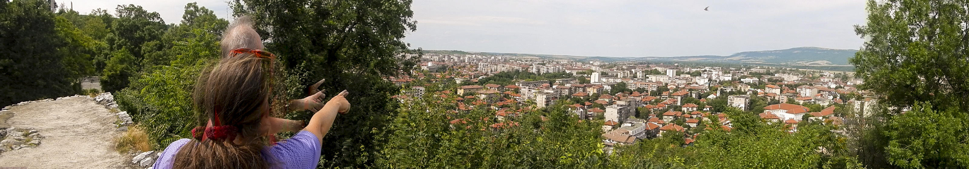 ﻿Zu viel des Guten. Wir haben Wlado (Владо Балкански) nach einem guten Restaurant gefragt. Das war ein Fehler. Jetzt zerrt er uns durch die gesamte Stadt, durch eine Festung auf einem Berg, bis zu einem ziemlich zwielichtigen Hotel-Restaurant mehrere Kilometer außerhalb der Stadt, wo man uns zum Übernachten und Essen nötigt.