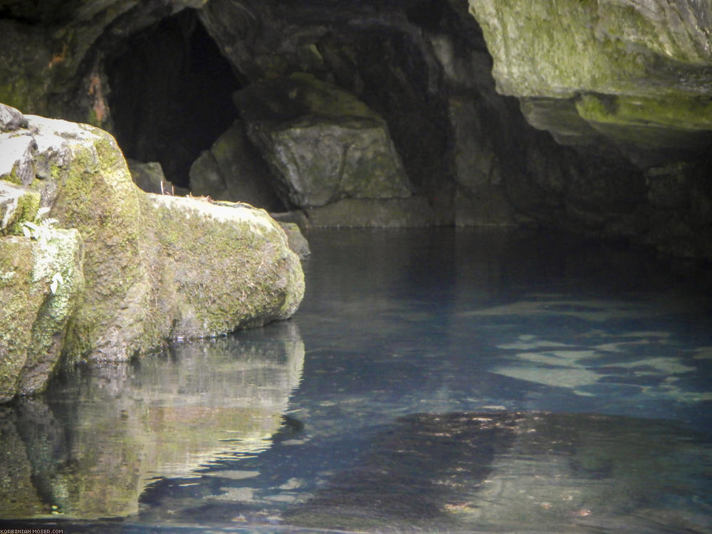 ﻿Dieses Wasser kommt  direkt aus der Felswand.