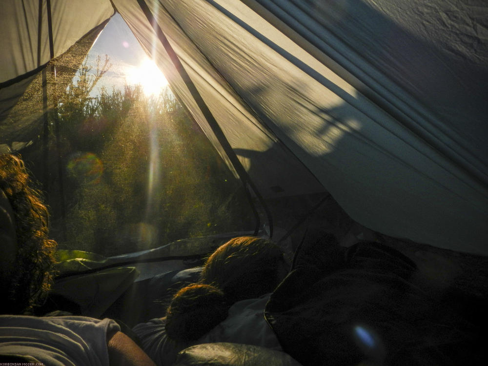 ﻿Airport Camping. Nach Erkundigungen am Flughafen übernachten wir auf disteligem Brachland neben dem Rollfeld.