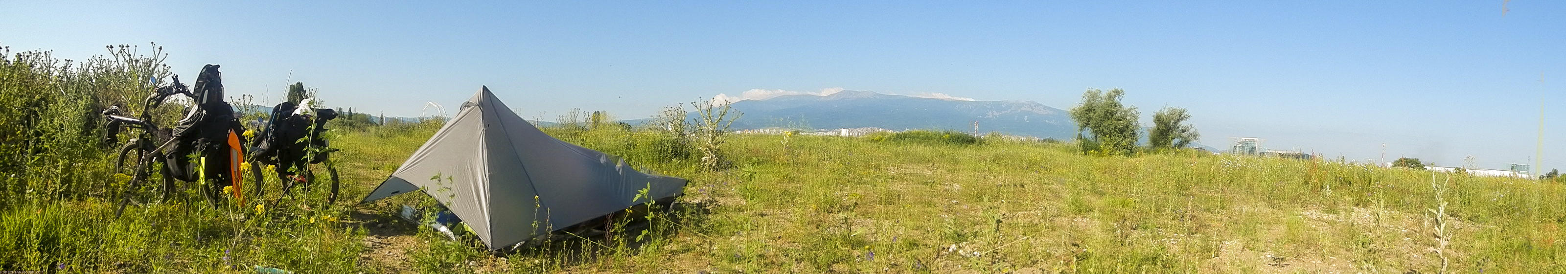 ﻿Airport Camping. Nach Erkundigungen am Flughafen übernachten wir auf disteligem Brachland neben dem Rollfeld.