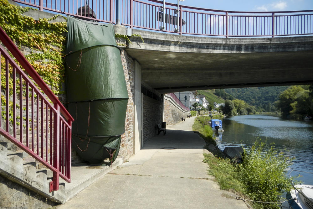 Platzsparend. Zum Trocknen ist das Zelt senkrecht aufgebaut.