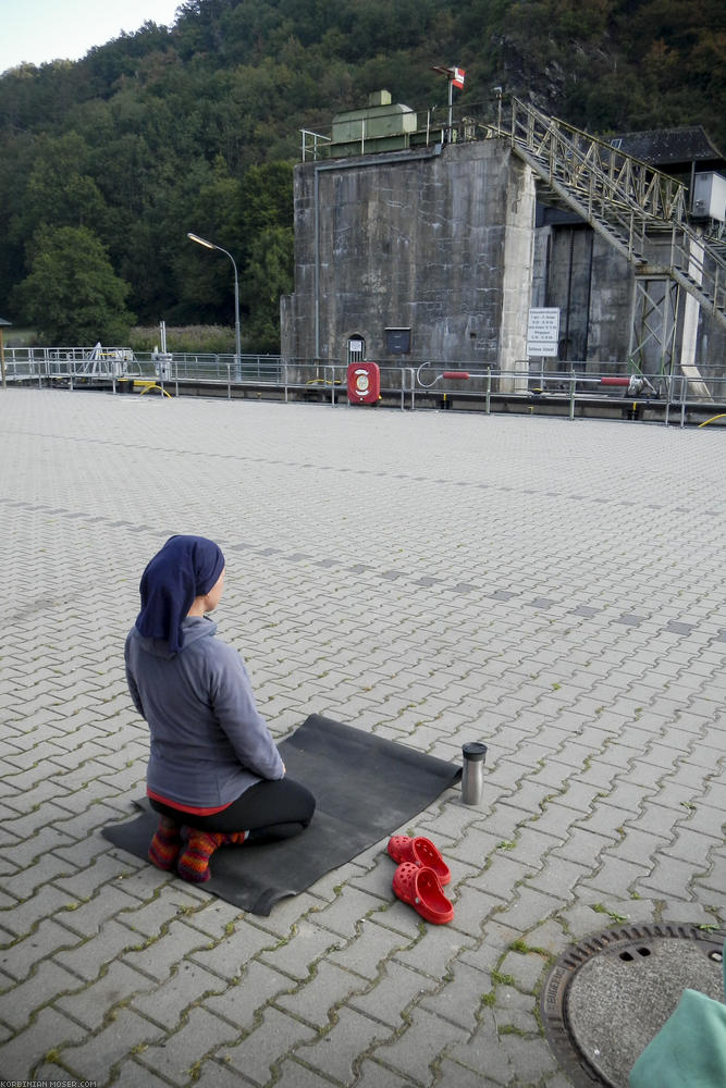 Allah. Judits Morgengymnastik sieht irgendwie islamisch aus.