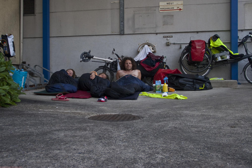 ﻿Seventh night. Despite Kerstin's preference, today we chose a place to sleep of Judit+Korbinian's style: Under the roof of a boat hall in Horn.