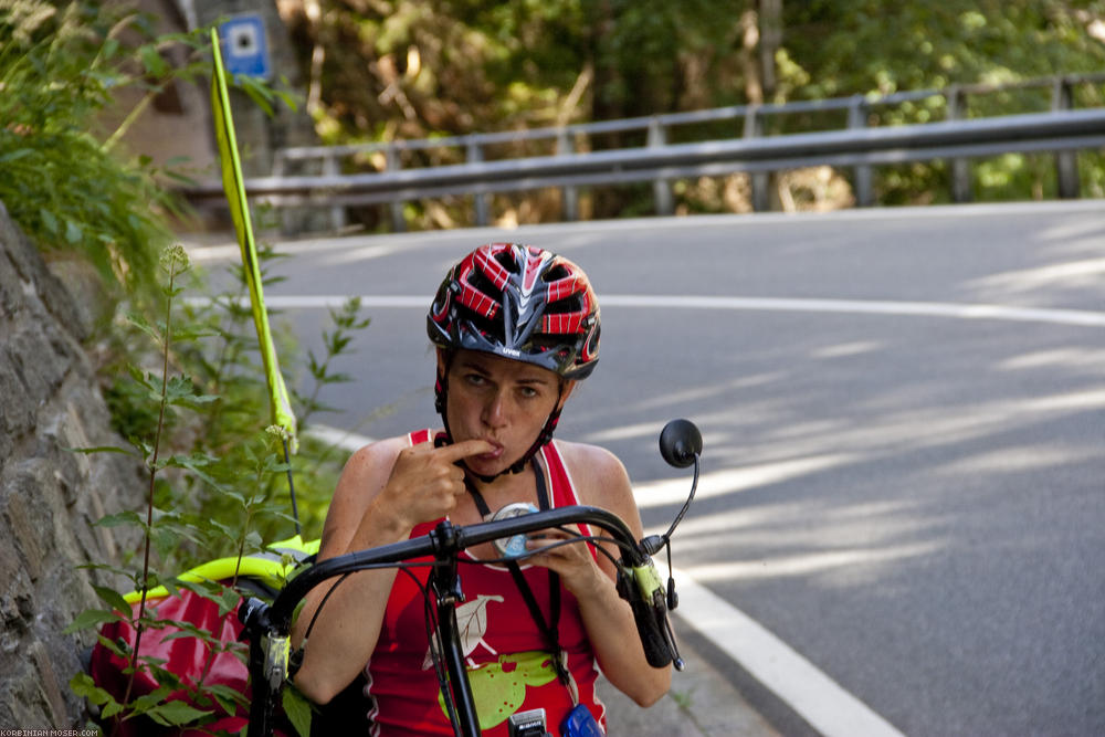 ﻿Uphill now. We are near Thusis. Judit refuels with grape sugar.