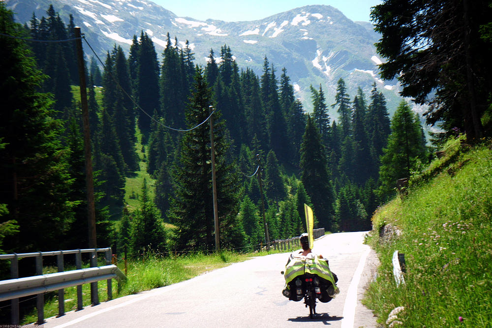 ﻿Let's go. Up onto the Splügen pass.