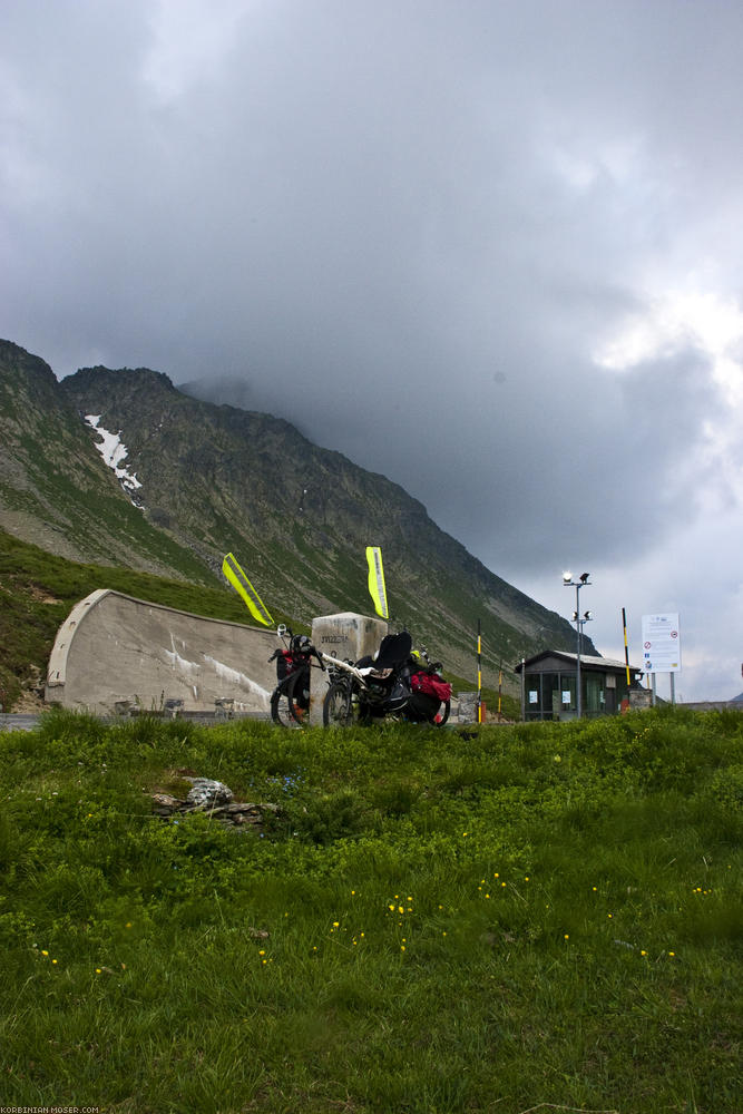 ﻿Gloomy. When dark rain clouds gush over the mountain...