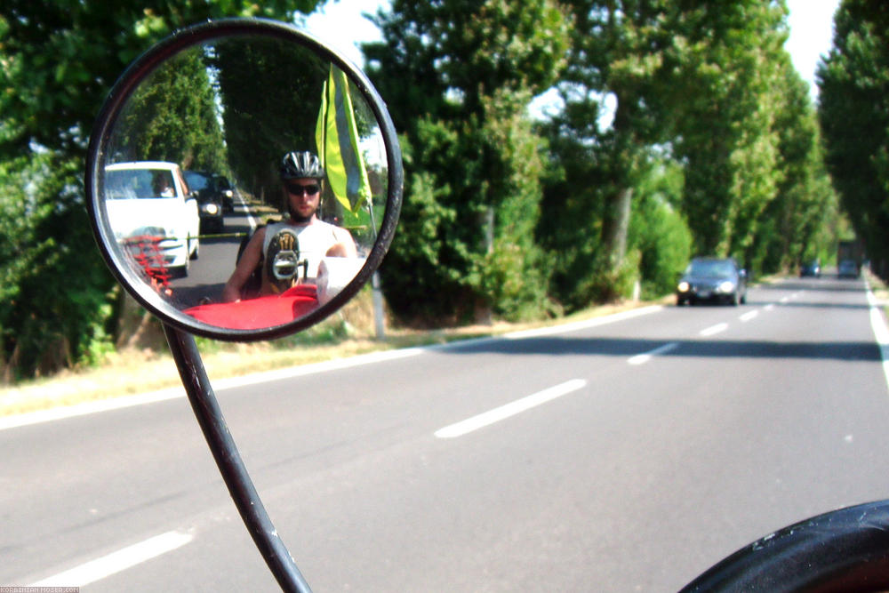 ﻿Look at that. The Italian brake works better than expected. 1) They brake. 2) Since they now are forced to drive across the medial strip, they even keep distance. And even nobdy gets upset. Apparently the Italians drive so fast, that they don't have time to think about such an arbitrary obstacle.