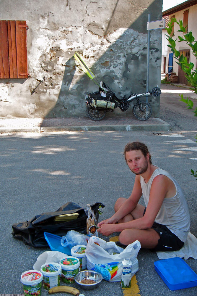 ﻿Lunchtime on the village square of Cassalmagiore.