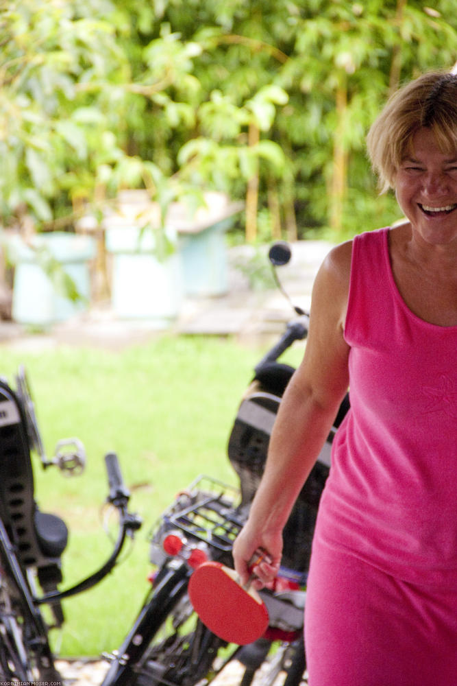 ﻿Judit's mom gets really loose while playing table tennis.