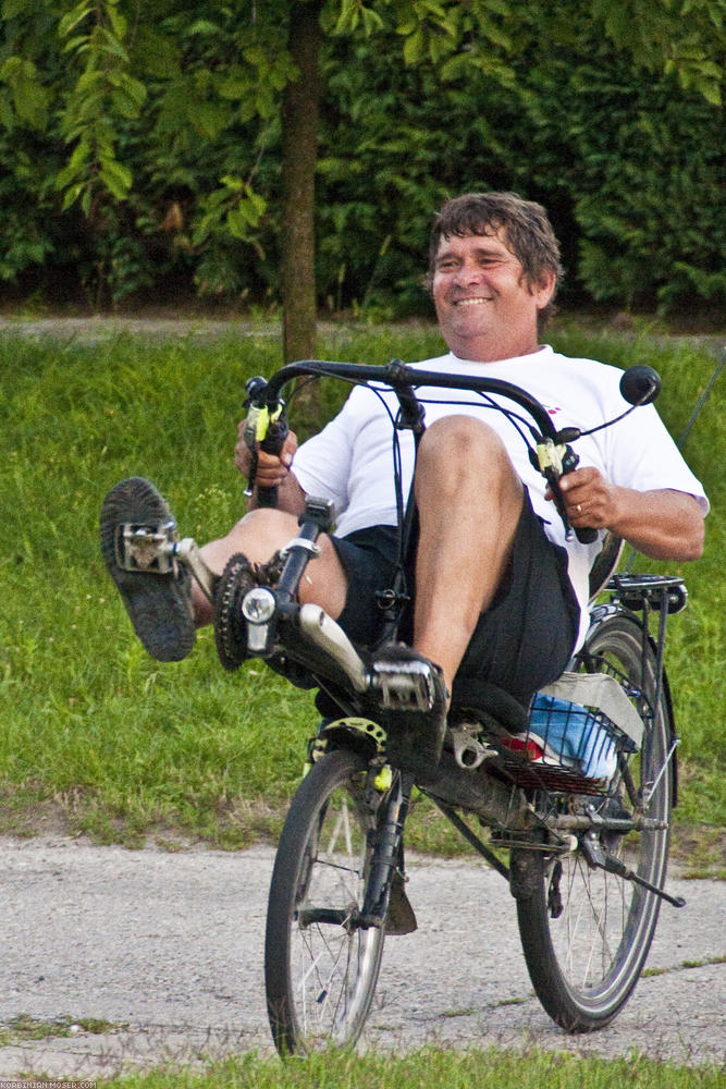 ﻿Judit's dad likes riding recumbent.