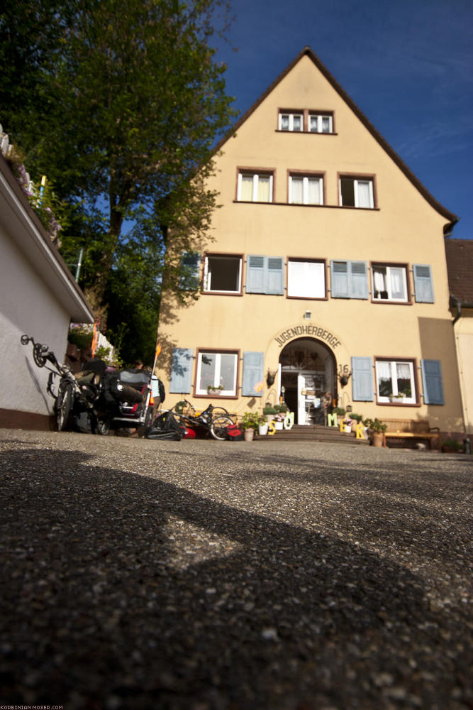 ﻿High up the hill. Today we pass the night in Wertheim's youth hostel. It's high on a steep hill. Hard work to get there with the trailer and all the luggage!