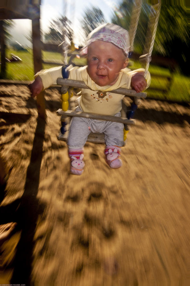 ﻿Huiiiii. Swinging is fun!