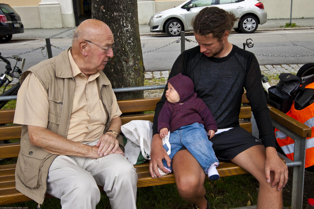 ﻿Holiday flirt. Mona meets two nice, elderly Gentlemen.