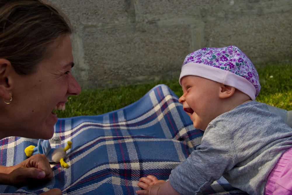 ﻿Pause clown. Mona having fun with mom.