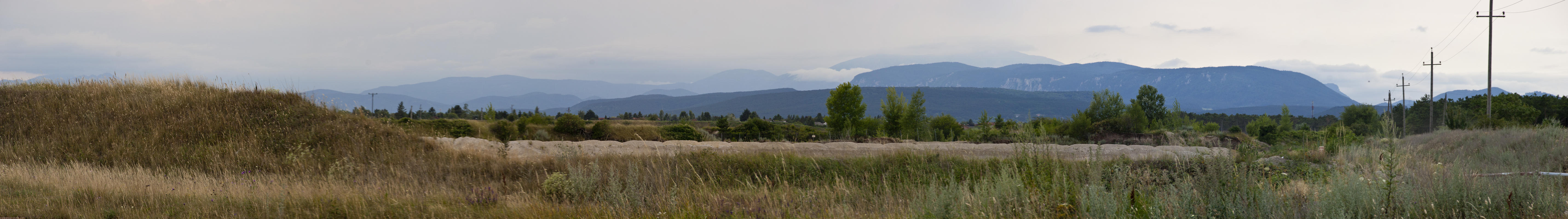 ﻿Arid environement. Large areas of dried grassland.