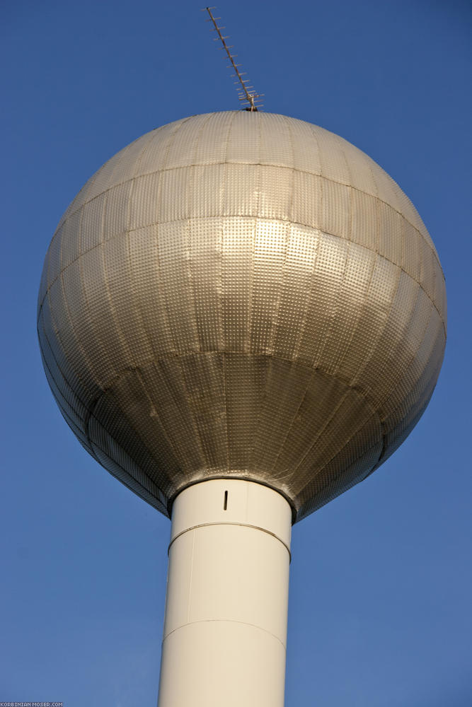 ﻿Spacy. That thing there above us, that looks like a concreted hot-air ballon, isn't a communist space station, but rather a water tower.