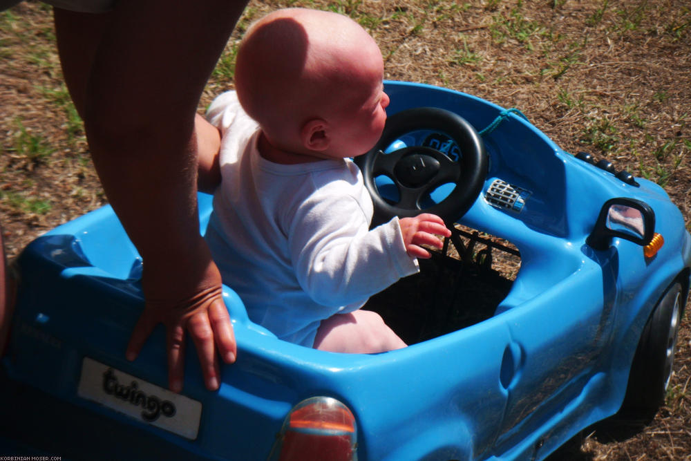 ﻿Mona's first driving lesson. We have a break at friends in Fonyód.