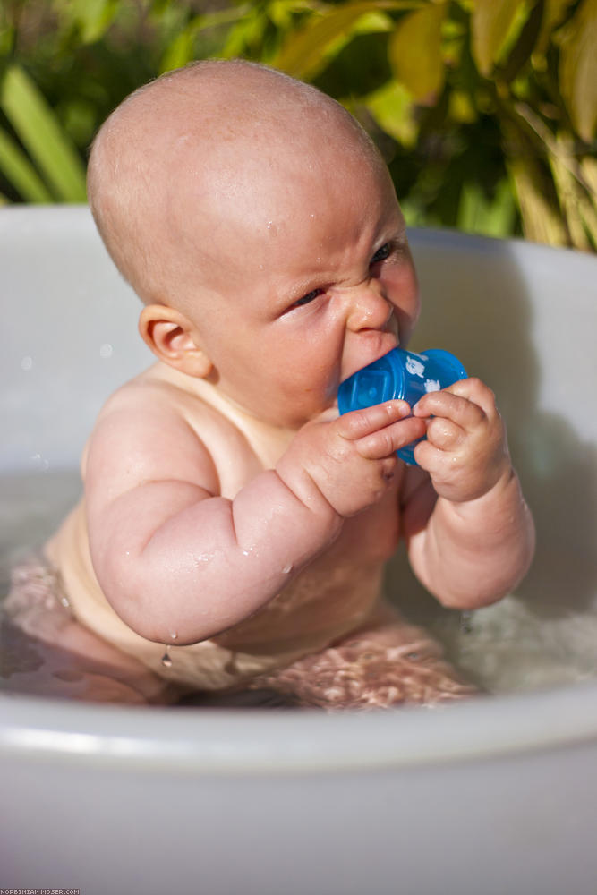 ﻿Mona loves bathing. Of course at the grandparents, too.