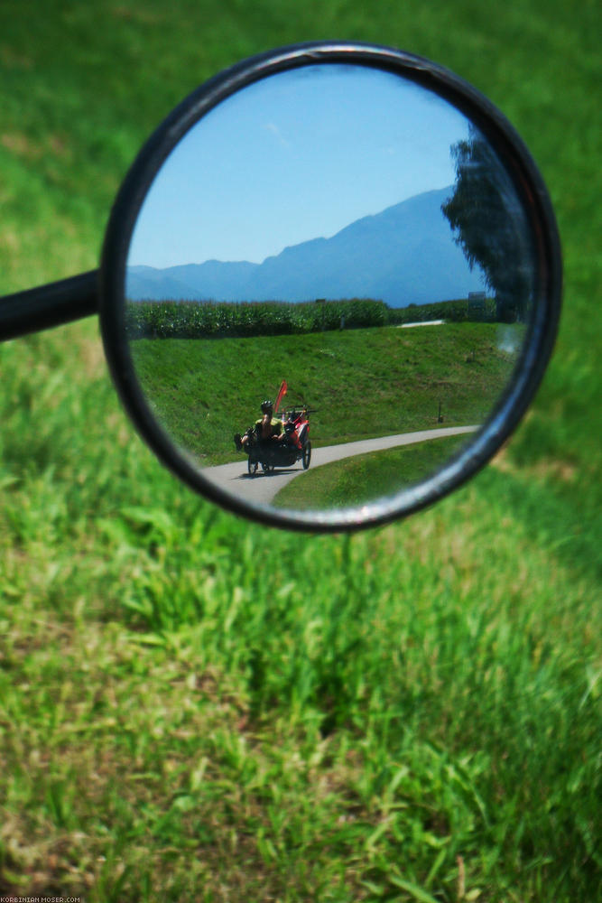 ﻿The Drava valley gets wider.