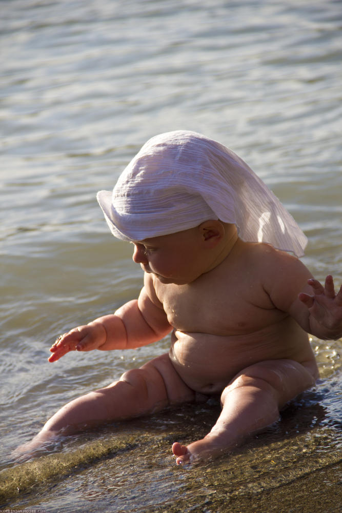 ﻿Mona loves bathing. Even cold water is no problem for her.