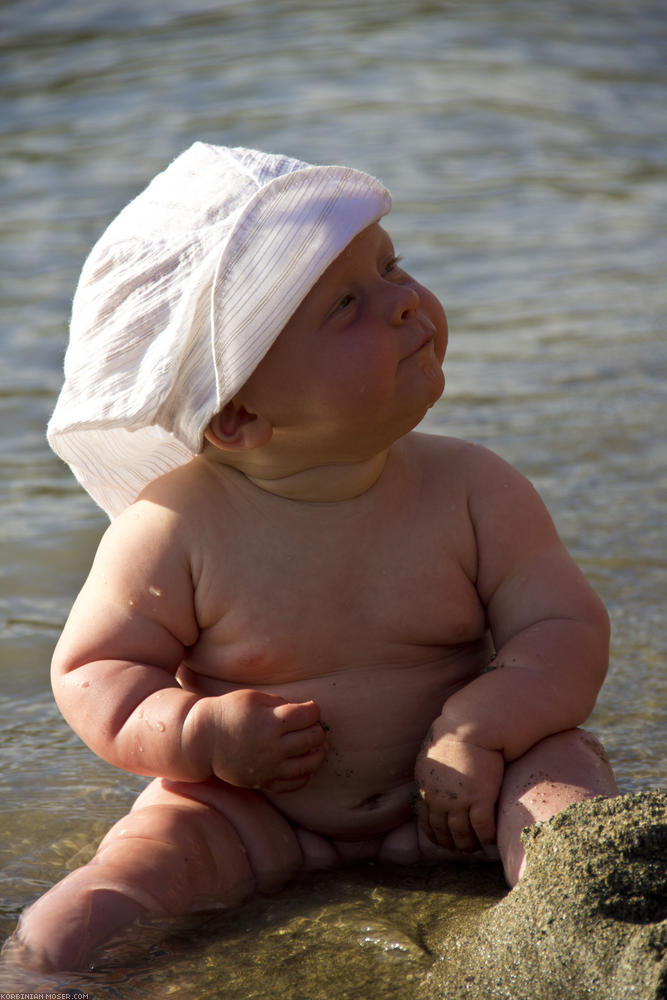 ﻿Mona loves bathing. Even cold water is no problem for her.