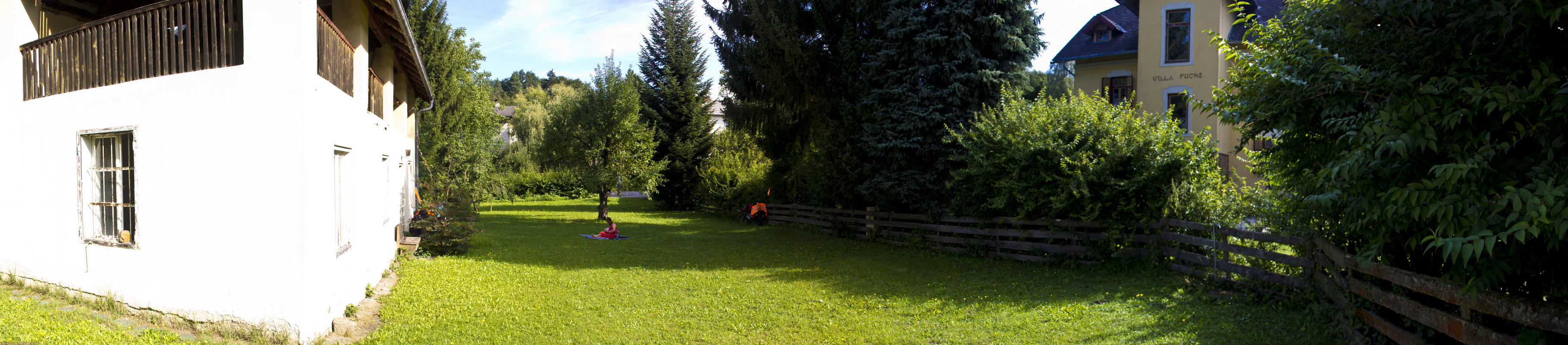 ﻿Today we pass the night in Velden at the end of the Wörthersee. With the help of a nice old man we found the abandoned former concierge estate of the Fuchs family. Mr. Fuchs brings us apples and shows Korbinian his little hobby brewery. His grandchildren are there, too.