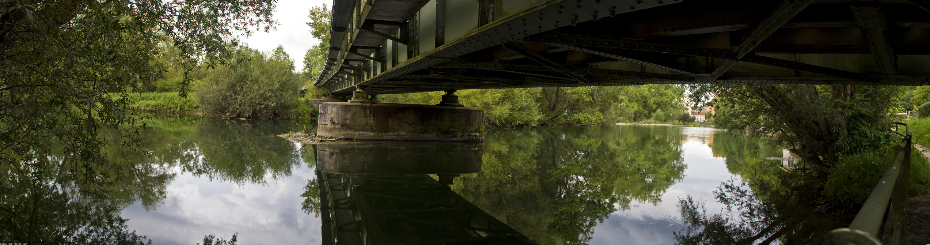 ﻿River idyll with railroad bridge.