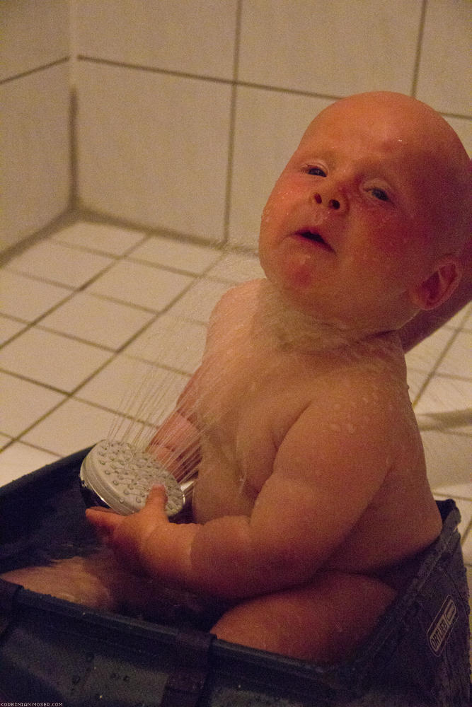 ﻿The daily bath. Special highlight today: Mona can have the shower head. As you can see, it's not THAT easy.